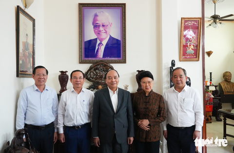 Chủ tịch nước Nguyễn Xuân Phúc dâng hương ở Bến Nhà Rồng, thăm nguyên lãnh đạo cấp cao - Ảnh 4. Chủ tịch nước Nguyễn Xuân Phúc dâng hương ở Bến Nhà Rồng, thăm nguyên lãnh đạo cấp cao - Ảnh 4.