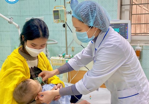 Lần đầu phẫu thuật bệnh hiếm gặp kén khí phổi cho bệnh nhi 13 tháng - Ảnh 1. Lần đầu phẫu thuật bệnh hiếm gặp kén khí phổi cho bệnh nhi 13 tháng - Ảnh 1.