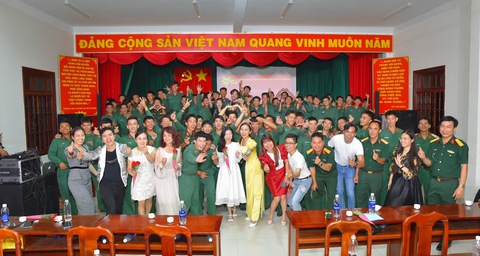 Diễn viên Đoàn Minh Tài cùng hoa hậu Ban Mai mang xuân ra Côn Đảo - Ảnh 2. Diễn viên Đoàn Minh Tài cùng hoa hậu Ban Mai mang xuân ra Côn Đảo - Ảnh 2.