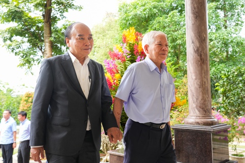 Chủ tịch nước Nguyễn Xuân Phúc dâng hương ở Bến Nhà Rồng, thăm nguyên lãnh đạo cấp cao - Ảnh 3. Chủ tịch nước Nguyễn Xuân Phúc dâng hương ở Bến Nhà Rồng, thăm nguyên lãnh đạo cấp cao - Ảnh 3.