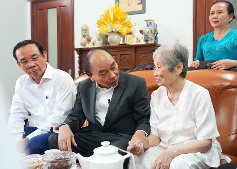 Chủ tịch nước Nguyễn Xuân Phúc dâng hương ở Bến Nhà Rồng, thăm nguyên lãnh đạo cấp cao - Ảnh 8. Chủ tịch nước Nguyễn Xuân Phúc dâng hương ở Bến Nhà Rồng, thăm nguyên lãnh đạo cấp cao - Ảnh 8.