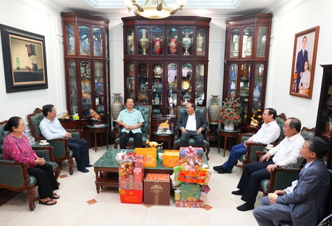 Chủ tịch nước Nguyễn Xuân Phúc dâng hương ở Bến Nhà Rồng, thăm nguyên lãnh đạo cấp cao - Ảnh 6. Chủ tịch nước Nguyễn Xuân Phúc dâng hương ở Bến Nhà Rồng, thăm nguyên lãnh đạo cấp cao - Ảnh 6.