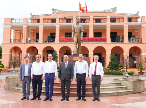 Chủ tịch nước Nguyễn Xuân Phúc dâng hương ở Bến Nhà Rồng, thăm nguyên lãnh đạo cấp cao - Ảnh 1. Chủ tịch nước Nguyễn Xuân Phúc dâng hương ở Bến Nhà Rồng, thăm nguyên lãnh đạo cấp cao - Ảnh 1.