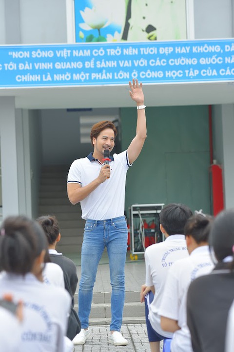 Diễn viên Đoàn Minh Tài cùng hoa hậu Ban Mai mang xuân ra Côn Đảo - Ảnh 6. Diễn viên Đoàn Minh Tài cùng hoa hậu Ban Mai mang xuân ra Côn Đảo - Ảnh 6.