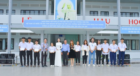 Diễn viên Đoàn Minh Tài cùng hoa hậu Ban Mai mang xuân ra Côn Đảo - Ảnh 5. Diễn viên Đoàn Minh Tài cùng hoa hậu Ban Mai mang xuân ra Côn Đảo - Ảnh 5.