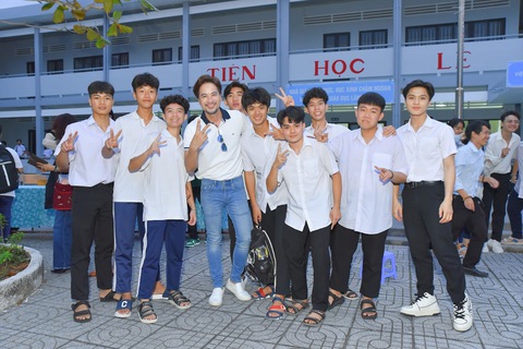 Diễn viên Đoàn Minh Tài cùng hoa hậu Ban Mai mang xuân ra Côn Đảo - Ảnh 4. Diễn viên Đoàn Minh Tài cùng hoa hậu Ban Mai mang xuân ra Côn Đảo - Ảnh 4.