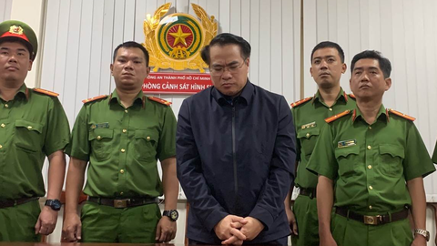 Cơ quan chức năng bắt cục trưởng Cục Đăng kiểm Việt Nam Đặng Việt Hà - Ảnh: Công an cung cấp Cơ quan chức năng bắt cục trưởng Cục Đăng kiểm Việt Nam Đặng Việt Hà - Ảnh: Công an cung cấp
