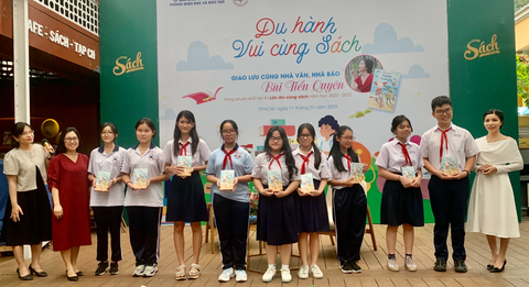 Học sinh thích thú giao lưu với nhà văn để lớn lên cùng sách - Ảnh 1. Học sinh thích thú giao lưu với nhà văn để lớn lên cùng sách - Ảnh 1.