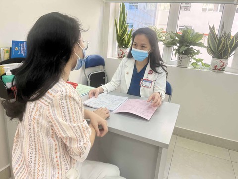 Bác sĩ Giang đang tư vấn kế hoạch hóa gia đình cho một phụ nữ - Ảnh: T.DƯƠNG Bác sĩ Giang đang tư vấn kế hoạch hóa gia đình cho một phụ nữ - Ảnh: T.DƯƠNG