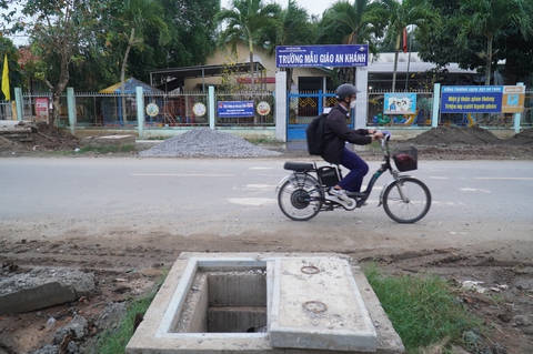 Nhà thầu ở Bến Tre để cống lộ thiên, người dân lo lắng - Ảnh 1. Nhà thầu ở Bến Tre để cống lộ thiên, người dân lo lắng - Ảnh 1.