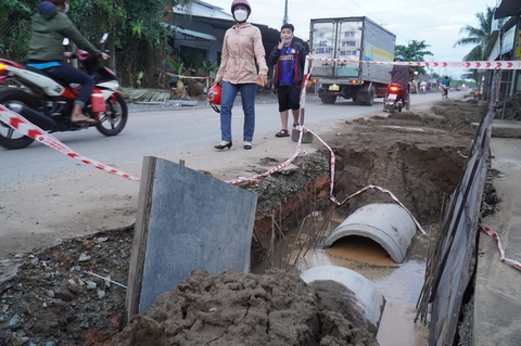 Nhà thầu ở Bến Tre để cống lộ thiên, người dân lo lắng - Ảnh 4. Nhà thầu ở Bến Tre để cống lộ thiên, người dân lo lắng - Ảnh 4.