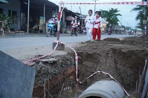 Nhà thầu ở Bến Tre để cống lộ thiên, người dân lo lắng - Ảnh 6. Nhà thầu ở Bến Tre để cống lộ thiên, người dân lo lắng - Ảnh 6.