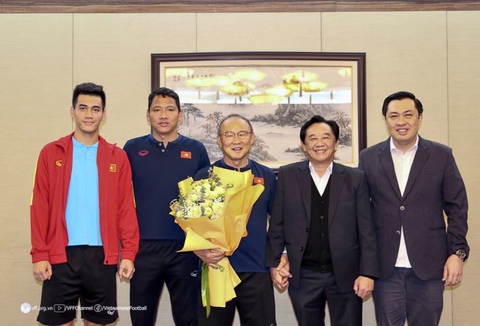 Ông Park và Tiến Linh được động viên trước trận chung kết với Thái Lan - Ảnh 1. Ông Park và Tiến Linh được động viên trước trận chung kết với Thái Lan - Ảnh 1.
