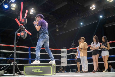 Võ sĩ boxing vô địch WBA châu Á Hữu Toàn ‘so găng’ cùng robot - Ảnh 1. Võ sĩ boxing vô địch WBA châu Á Hữu Toàn ‘so găng’ cùng robot - Ảnh 1.