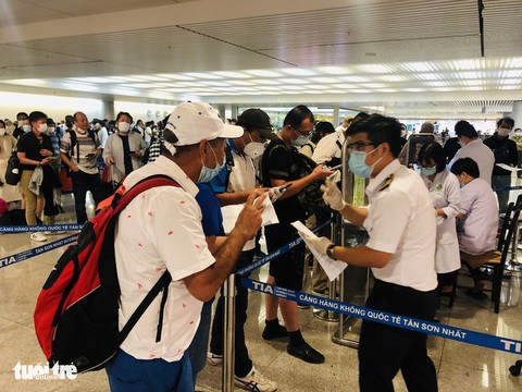 Xét nghiệm COVID-19 người nhập cảnh TP.HCM có triệu chứng nghi ngờ - Ảnh 1. Xét nghiệm COVID-19 người nhập cảnh TP.HCM có triệu chứng nghi ngờ - Ảnh 1.