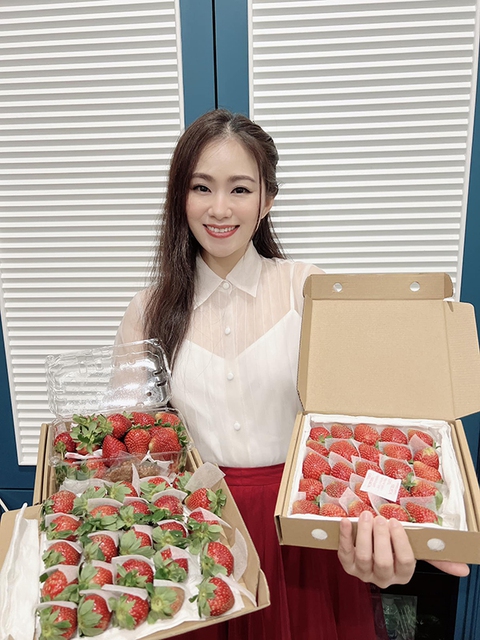 Ảnh vui sao Việt 11-1: Đàm Vĩnh Hưng ngỡ ngàng khi thấy chuối khủng - Ảnh 4. Ảnh vui sao Việt 11-1: Đàm Vĩnh Hưng ngỡ ngàng khi thấy chuối khủng - Ảnh 4.