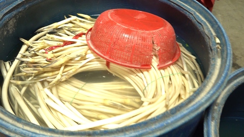 Ba cơ sở dùng hóa chất mua ở chợ Kim Biên ngâm măng, ngó sen - Ảnh 2. Ba cơ sở dùng hóa chất mua ở chợ Kim Biên ngâm măng, ngó sen - Ảnh 2.