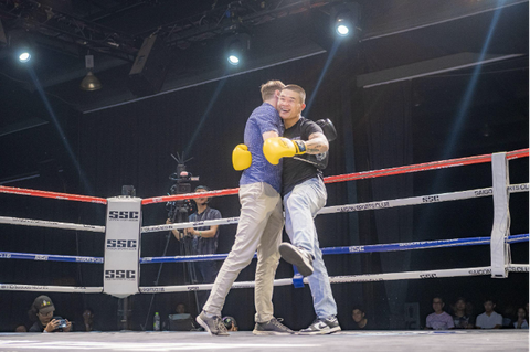 Võ sĩ boxing vô địch WBA châu Á Hữu Toàn ‘so găng’ cùng robot - Ảnh 3. Võ sĩ boxing vô địch WBA châu Á Hữu Toàn ‘so găng’ cùng robot - Ảnh 3.