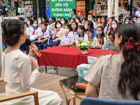 Học sinh thích thú giao lưu với nhà văn để lớn lên cùng sách - Ảnh 2. Học sinh thích thú giao lưu với nhà văn để lớn lên cùng sách - Ảnh 2.