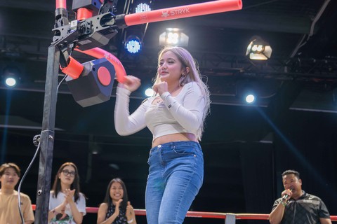 Võ sĩ boxing vô địch WBA châu Á Hữu Toàn ‘so găng’ cùng robot - Ảnh 2. Võ sĩ boxing vô địch WBA châu Á Hữu Toàn ‘so găng’ cùng robot - Ảnh 2.