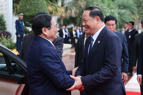Thủ tướng Lào sắp có chuyến thăm Việt Nam đầu tiên- Ảnh 1. Thủ tướng Lào Sonexay Siphandone đón Thủ tướng Phạm Minh Chính hồi tháng 1-2023 - Ảnh: TTXVN