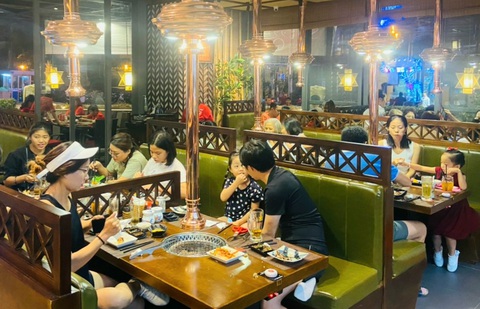 Khu vui chơi mở cửa xuyên Tết Nguyên đán, đủ dạng lễ hội - Ảnh 2. Khu vui chơi mở cửa xuyên Tết Nguyên đán, đủ dạng lễ hội - Ảnh 2.