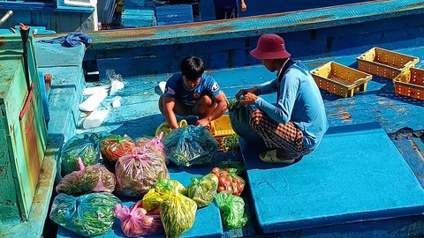 Tàu cá bám biển xuyên Tết: Năm nào không ăn Tết trên biển lại thấy thiếu gì đó - Ảnh 6. Tàu cá bám biển xuyên Tết: Năm nào không ăn Tết trên biển lại thấy thiếu gì đó - Ảnh 6.