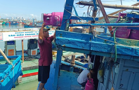 Tàu cá bám biển xuyên Tết: Năm nào không ăn Tết trên biển lại thấy thiếu gì đó - Ảnh 5. Tàu cá bám biển xuyên Tết: Năm nào không ăn Tết trên biển lại thấy thiếu gì đó - Ảnh 5.