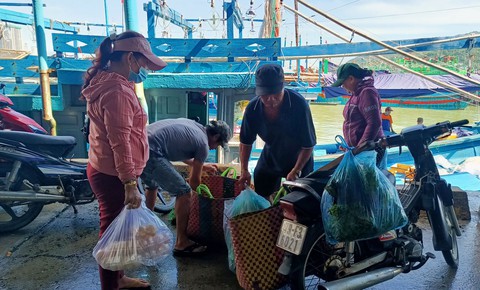 Tàu cá bám biển xuyên Tết: Năm nào không ăn Tết trên biển lại thấy thiếu gì đó - Ảnh 4. Tàu cá bám biển xuyên Tết: Năm nào không ăn Tết trên biển lại thấy thiếu gì đó - Ảnh 4.