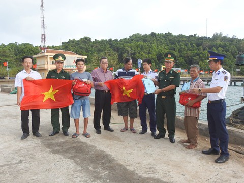 Vùng Cảnh sát biển 4 tổ chức ‘Tết hải đảo’ cho quân dân biển Tây Nam - Ảnh 3. Vùng Cảnh sát biển 4 tổ chức ‘Tết hải đảo’ cho quân dân biển Tây Nam - Ảnh 3.
