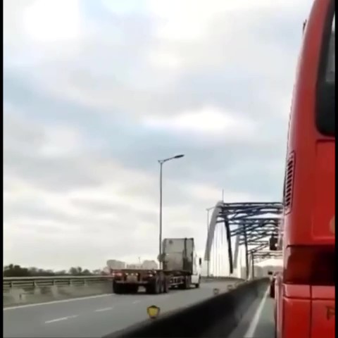 Xe container chạy ngược chiều, bấm còi inh ỏi trên cầu Phú Hữu - Ảnh 1. Xe container chạy ngược chiều, bấm còi inh ỏi trên cầu Phú Hữu - Ảnh 1.