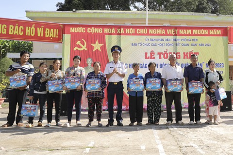 Vùng Cảnh sát biển 4 tổ chức ‘Tết hải đảo’ cho quân dân biển Tây Nam - Ảnh 1. Vùng Cảnh sát biển 4 tổ chức ‘Tết hải đảo’ cho quân dân biển Tây Nam - Ảnh 1.