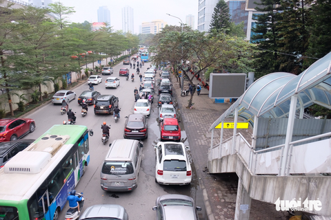 Xuyên đêm chờ tới lượt đăng kiểm - Ảnh 9. Xuyên đêm chờ tới lượt đăng kiểm - Ảnh 9.