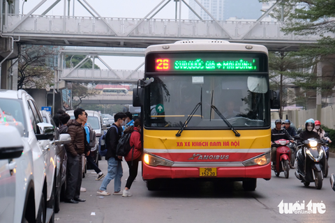 Xuyên đêm chờ tới lượt đăng kiểm - Ảnh 10. Xuyên đêm chờ tới lượt đăng kiểm - Ảnh 10.