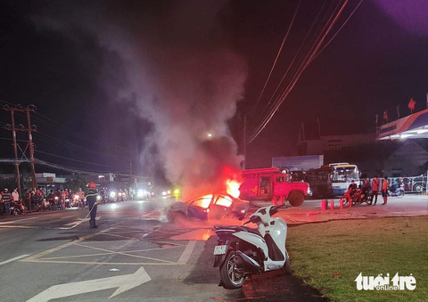 Sau khi mua xăng, xe hơi bất ngờ cháy rụi trên quốc lộ 50 - Ảnh 2. Sau khi mua xăng, xe hơi bất ngờ cháy rụi trên quốc lộ 50 - Ảnh 2.