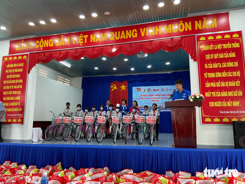 Báo Tuổi Trẻ cùng Viện Y dược học dân tộc TP.HCM tặng quà, khám bệnh tại Tây Ninh - Ảnh 1. Báo Tuổi Trẻ cùng Viện Y dược học dân tộc TP.HCM tặng quà, khám bệnh tại Tây Ninh - Ảnh 1.