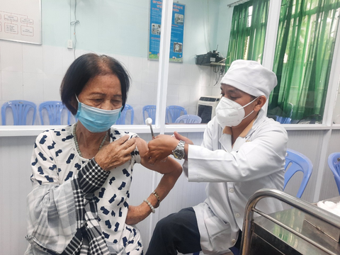 TP.HCM mở 45 điểm tiêm vắc xin COVID-19 xuyên Tết - Ảnh 1. TP.HCM mở 45 điểm tiêm vắc xin COVID-19 xuyên Tết - Ảnh 1.