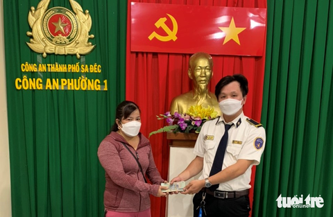 Nhặt 100 triệu đồng, bảo vệ siêu thị trả lại người đánh rơi - Ảnh 1. Nhặt 100 triệu đồng, bảo vệ siêu thị trả lại người đánh rơi - Ảnh 1.