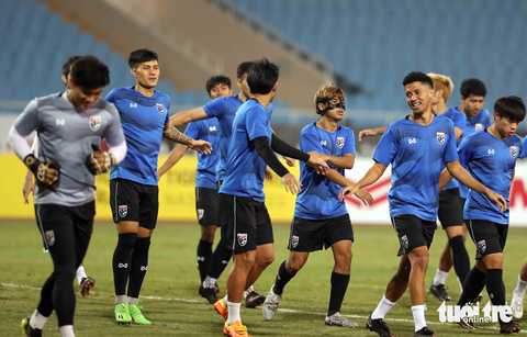 Cầu thủ đội tuyển Thái Lan đeo mặt nạ như Son Heung Min - Ảnh 2. Cầu thủ đội tuyển Thái Lan đeo mặt nạ như Son Heung Min - Ảnh 2.