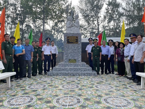 Vùng Cảnh sát biển 4 tổ chức ‘Tết hải đảo’ cho quân dân biển Tây Nam - Ảnh 4. Vùng Cảnh sát biển 4 tổ chức ‘Tết hải đảo’ cho quân dân biển Tây Nam - Ảnh 4.