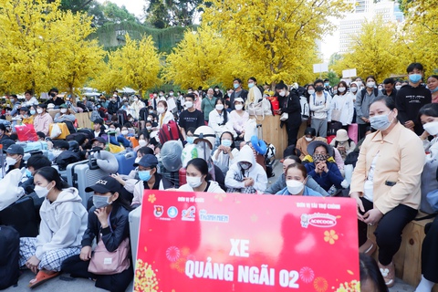 Chuyến xe mùa xuân đưa 2.000 sinh viên về quê đón Tết - Ảnh 5. Chuyến xe mùa xuân đưa 2.000 sinh viên về quê đón Tết - Ảnh 5.