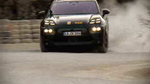 Porsche Macan chạy điện khoe khả năng drift với sức mạnh ngang ngửa siêu xe - Ảnh 1. Porsche Macan chạy điện khoe khả năng drift với sức mạnh ngang ngửa siêu xe - Ảnh 1.