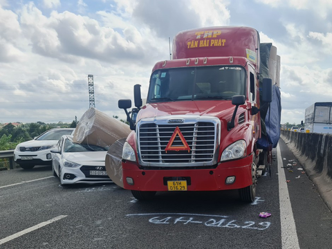 Cao tốc TP.HCM - Trung Lương kẹt cứng vì nhiều cuộn giấy trên xe container rơi trúng xe hơi - Ảnh 1. Cao tốc TP.HCM - Trung Lương kẹt cứng vì nhiều cuộn giấy trên xe container rơi trúng xe hơi - Ảnh 1.