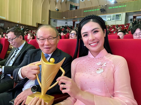 Ảnh vui sao Việt 12-1: Hoa hậu Ngọc Hân khen HLV Park vui tính - Ảnh 1. Ảnh vui sao Việt 12-1: Hoa hậu Ngọc Hân khen HLV Park vui tính - Ảnh 1.
