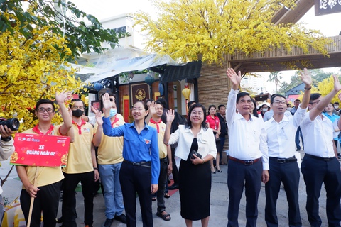 Chuyến xe mùa xuân đưa 2.000 sinh viên về quê đón Tết - Ảnh 7. Chuyến xe mùa xuân đưa 2.000 sinh viên về quê đón Tết - Ảnh 7.
