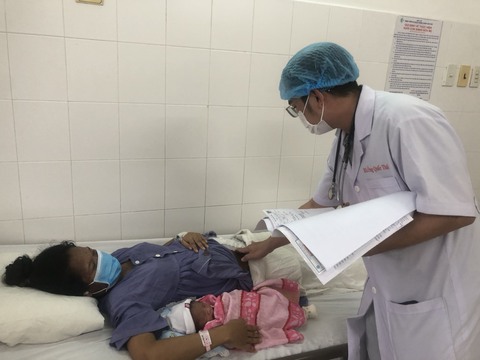 Vừa mổ lấy thai, vừa bóc khối u nặng 8kg cho sản phụ - Ảnh 1. Vừa mổ lấy thai, vừa bóc khối u nặng 8kg cho sản phụ - Ảnh 1.