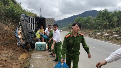 Xe tải lật trên đường Hồ Chí Minh, 3 người mắc kẹt trong ca bin tử vong - Ảnh 3. Xe tải lật trên đường Hồ Chí Minh, 3 người mắc kẹt trong ca bin tử vong - Ảnh 3.
