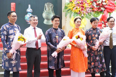 Bốn nhà sưu tập trẻ thu hút công chúng với gần 200 cổ vật ‘Thanh ngoạn’ - Ảnh 1. Bốn nhà sưu tập trẻ thu hút công chúng với gần 200 cổ vật ‘Thanh ngoạn’ - Ảnh 1.