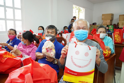 Vietjet chở miễn phí trẻ mồ côi do COVID-19 về nhà ăn Tết - Ảnh 2. Vietjet chở miễn phí trẻ mồ côi do COVID-19 về nhà ăn Tết - Ảnh 2.