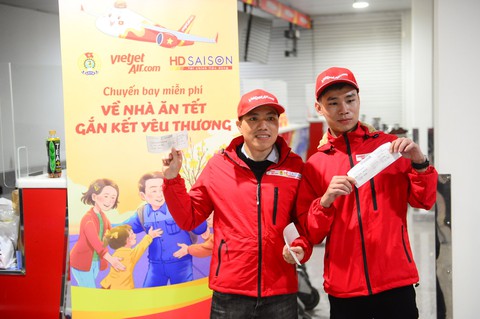 Chuyến bay yêu thương chở giấc mơ Tết đoàn viên của công nhân xa quê - Ảnh 3. Chuyến bay yêu thương chở giấc mơ Tết đoàn viên của công nhân xa quê - Ảnh 3.